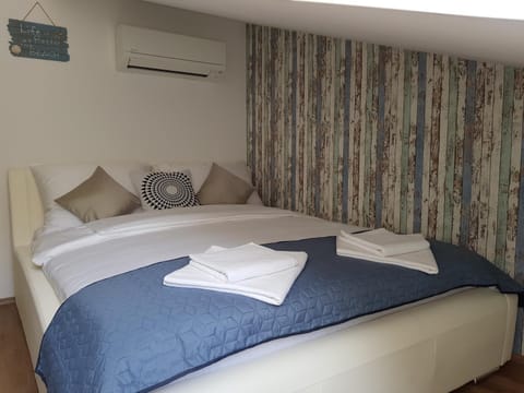 Bed, towels, air conditioner