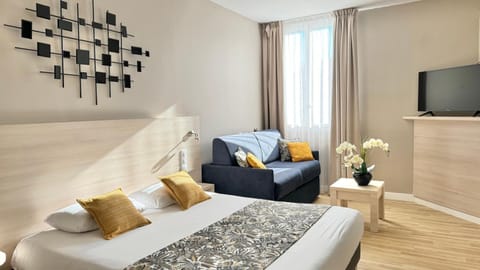 Photo of the whole room, Bedroom, air conditioner