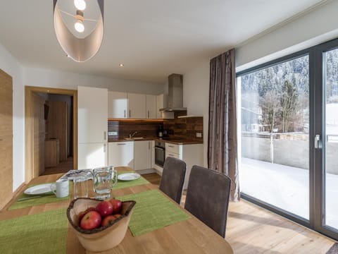 Kitchen or kitchenette, Seating area, Dining area, stove