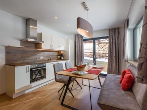 Kitchen or kitchenette, Seating area, Dining area, stove