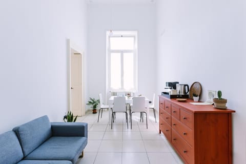 Coffee/tea facilities, Living room, Seating area