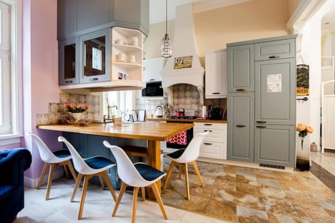 Communal lounge/ TV room, Off site, Coffee/tea facilities, Kitchen or kitchenette, Seating area, Dining area, Communal kitchen, dishwasher, microwave, oven, stove, kitchen