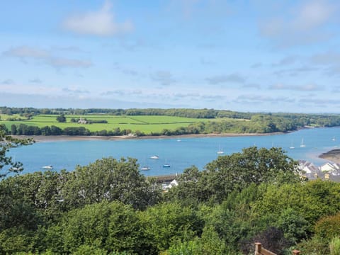 Gwylan Uchaf House in Llanddaniel Fab