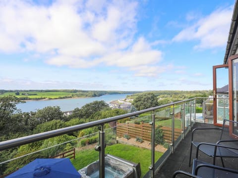 Gwylan Uchaf House in Llanddaniel Fab