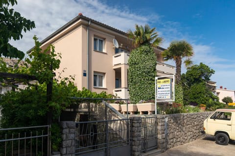 Property building, Day, Neighbourhood, Garden, Garden view, Street view, Location, Parking