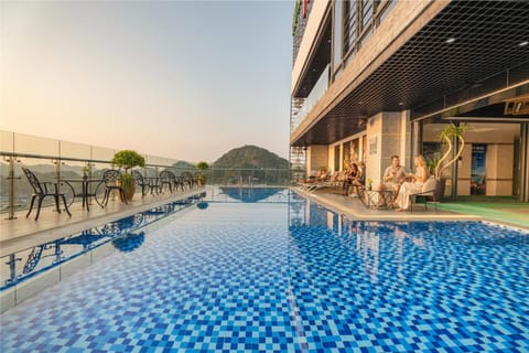 Day, Natural landscape, Pool view, Swimming pool, sunbed