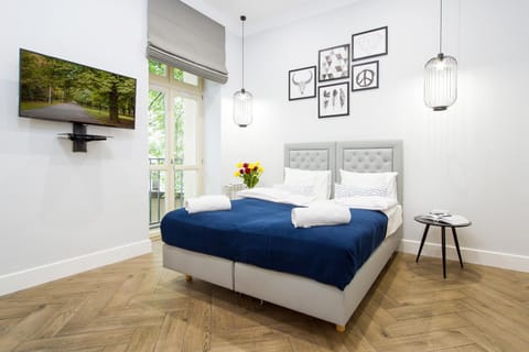 Bed, TV and multimedia, Photo of the whole room, Floor plan, Bedroom, towels