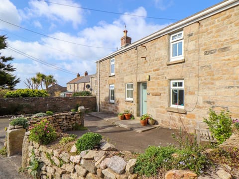 Chy Lowena House in England