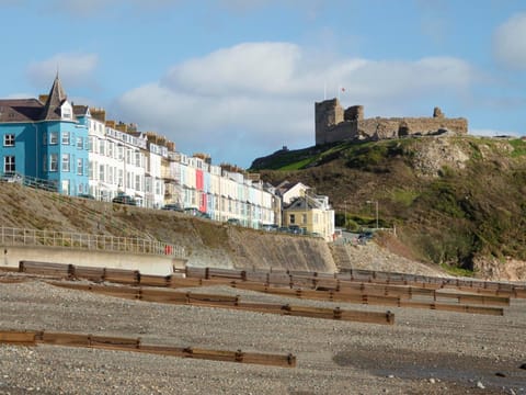 The Towers - Llyn House in Criccieth