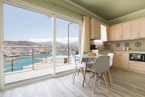 Balcony/Terrace, Kitchen or kitchenette, Dining area