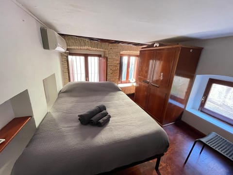 Bed, Bedroom, wardrobe, air conditioner