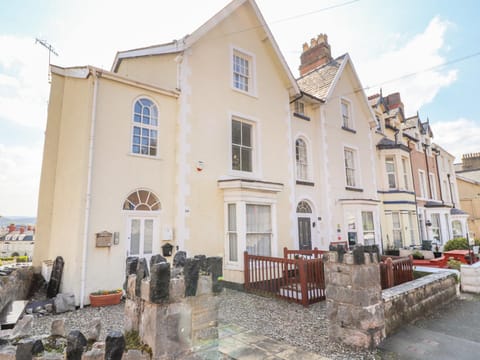 Tram View Apartment in Llandudno