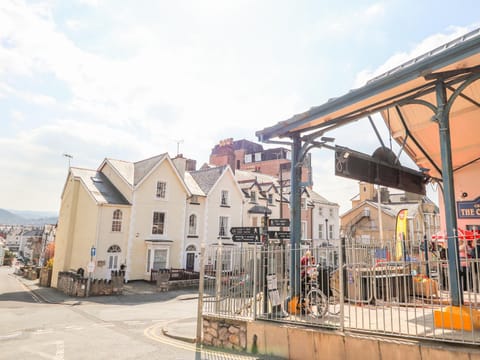 Tram View Apartment in Llandudno