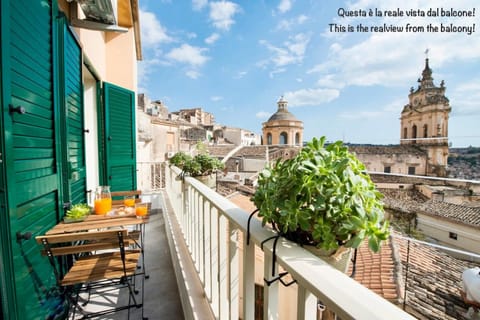 View (from property/room), Balcony/Terrace, City view