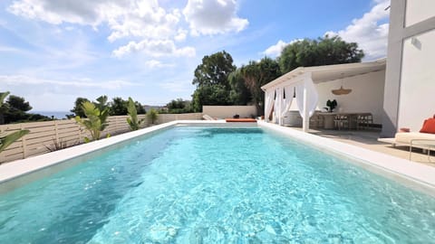 Swimming pool, sunbed