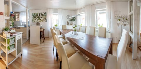 Seating area, Dining area