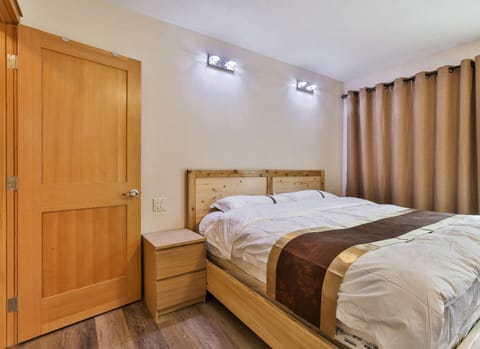Bed, Bathroom, Photo of the whole room, Bedroom