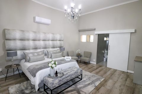 Bed, Bathroom, Photo of the whole room, Bedroom, air conditioner