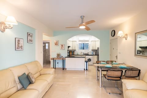 Kitchen or kitchenette, Living room, Seating area, Dining area, Family