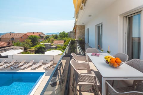Balcony/Terrace, Pool view, Swimming pool