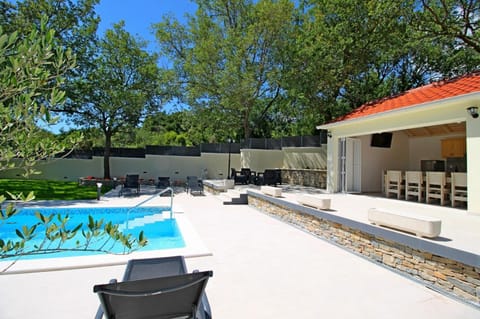 BBQ facilities, Garden, Dining area, Swimming pool