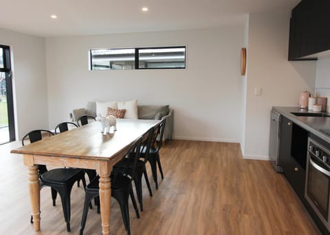 Kitchen or kitchenette, Dining area, minibar, pet friendly, stove