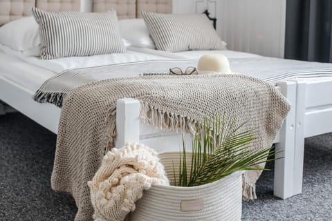 Bed, Photo of the whole room, Decorative detail, Bedroom