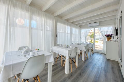 Communal lounge/ TV room, Balcony/Terrace, Breakfast, Continental breakfast, Buffet breakfast, Italian breakfast, English/Irish breakfast, American breakfast
