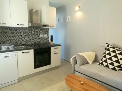 Kitchen or kitchenette, Living room, Seating area, Dining area