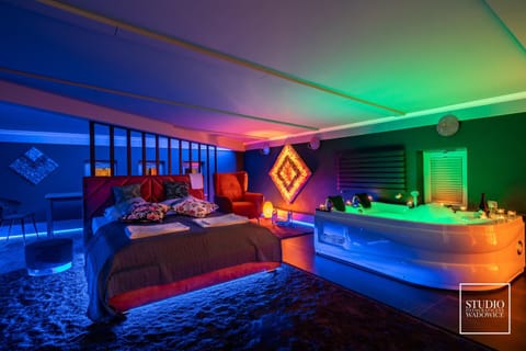 Hot Tub, Photo of the whole room, Seating area