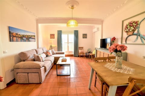 TV and multimedia, Living room, Seating area, Dining area