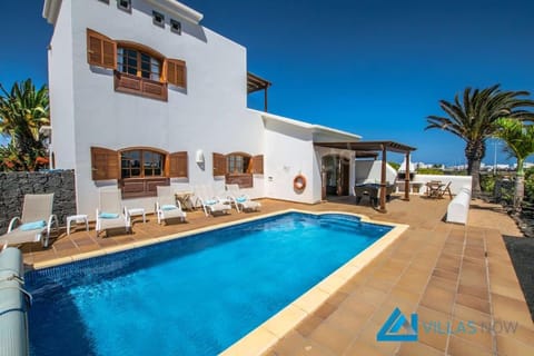 Property building, Swimming pool, sunbed
