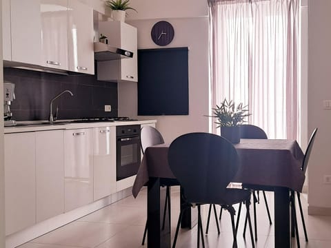 Kitchen or kitchenette, Dining area, oven, stove