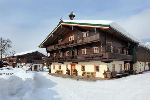 Property building, Day, Natural landscape, Winter, Balcony/Terrace