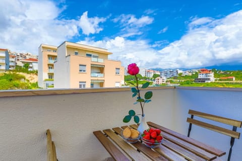 Balcony/Terrace, Mountain view