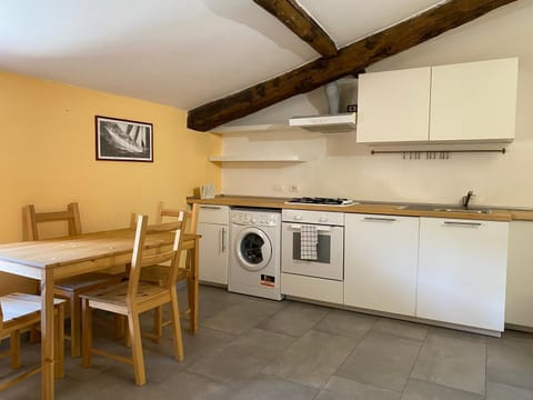 Kitchen or kitchenette, Dining area, washing machine