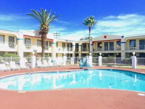 Property building, Day, Pool view, Swimming pool, sunbed
