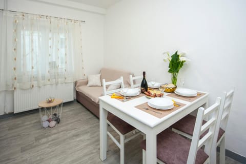 Food and drinks, Dining area, Food