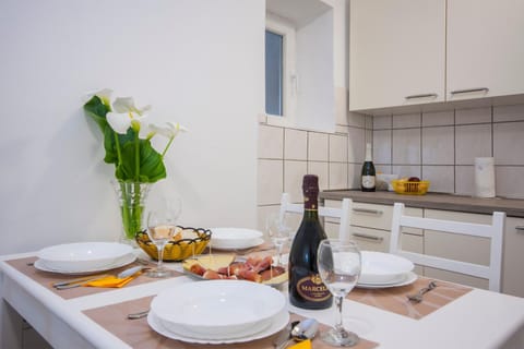 Kitchen or kitchenette, Dining area, Drinks