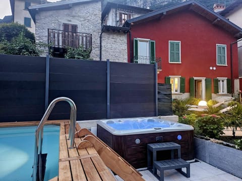 Property building, Garden, Hot Tub, Garden view, Swimming pool