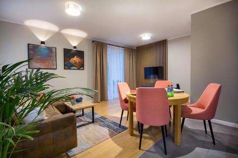 Communal lounge/ TV room, TV and multimedia, Living room, Seating area, Dining area, Evening entertainment