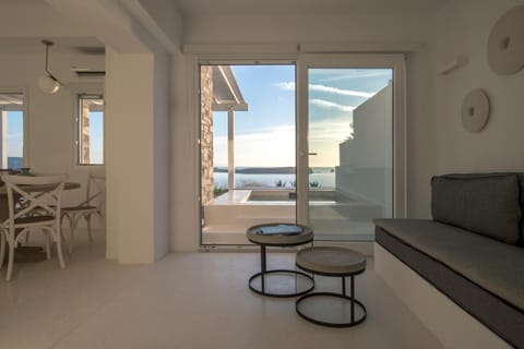 Meltemi Seaside Apartment in Paros, Greece