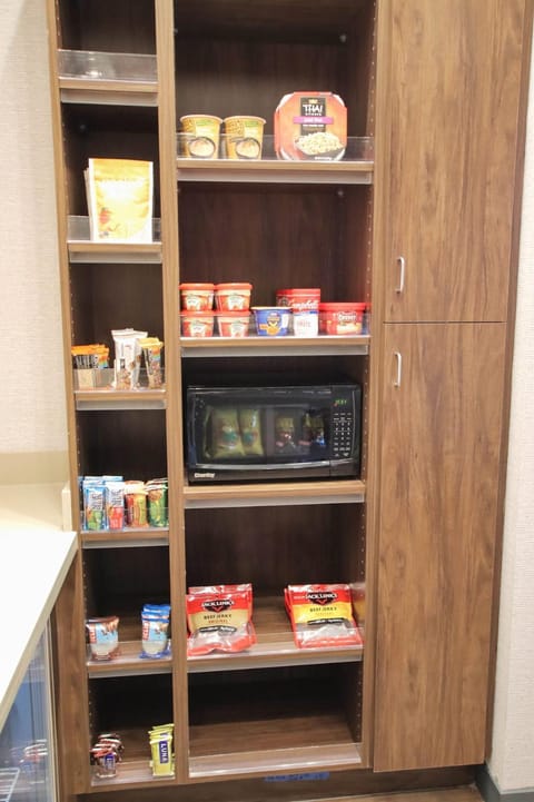 Restaurant/places to eat, vending machine