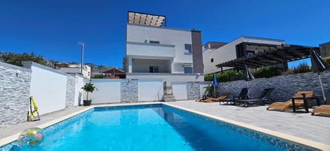 Balcony/Terrace, Swimming pool