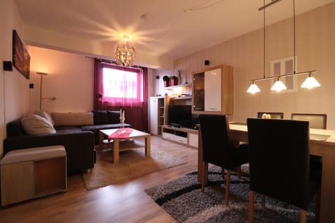 TV and multimedia, Living room, Seating area, Dining area