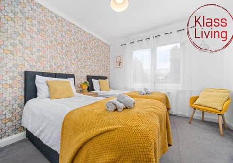 Bed, Decorative detail, Bedroom, Guests, group of guests, cot, Family