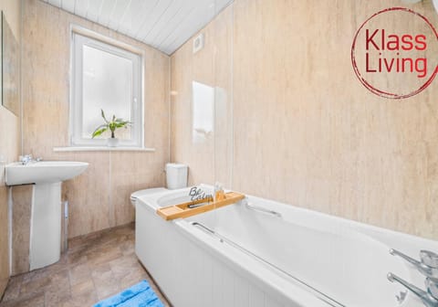 Shower, Toilet, Bathroom, Decorative detail, Guests, group of guests, Family