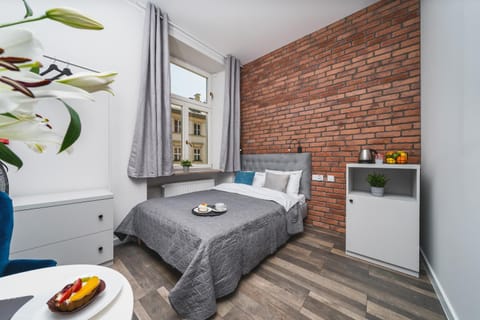 Bed, Coffee/tea facilities, View (from property/room), Photo of the whole room, Decorative detail, Seating area, Dining area, furniture, internet, wardrobe