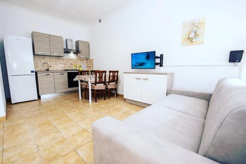 Living room, Seating area, Dining area, stove