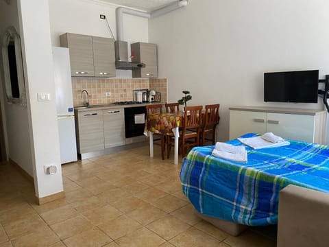 Bed, Kitchen or kitchenette, Dining area